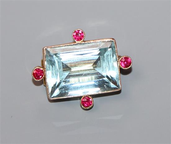 A 15ct, synthetic? ruby and aquamarine set brooch, 25mm.